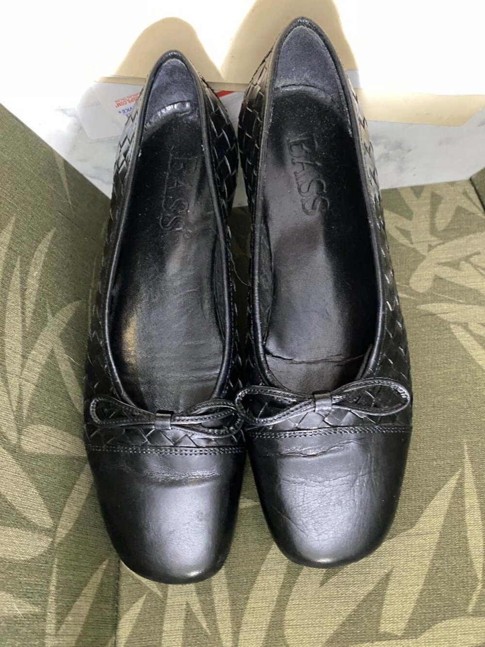 EUC~ BASS Black Bow front Side weave Flats ~sz 8 1/2